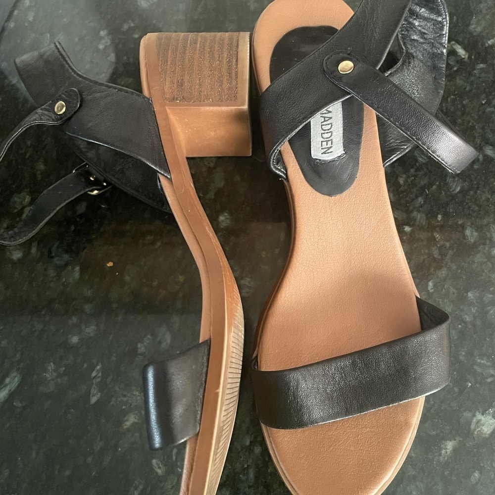 Steve Madden Black Sandals Sleek and Stylish - Picture 3 of 6